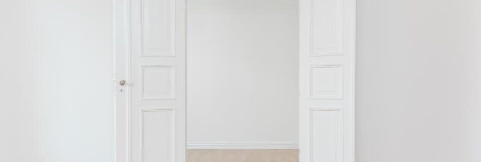 Puerta blanca lacada en un pasillo