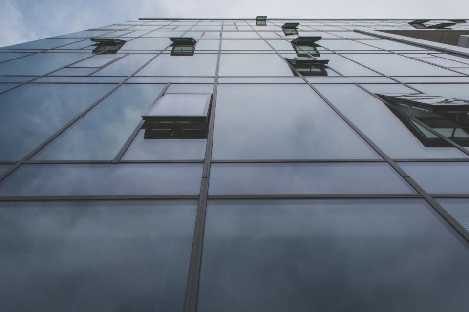 Ventana de aluminio en una fachada